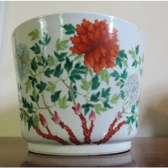 Chinese 19th Century Chinese Porcelain Famille Rose Palette Cache Pot Planter Flower Pot For Sale - Image 3 of 11