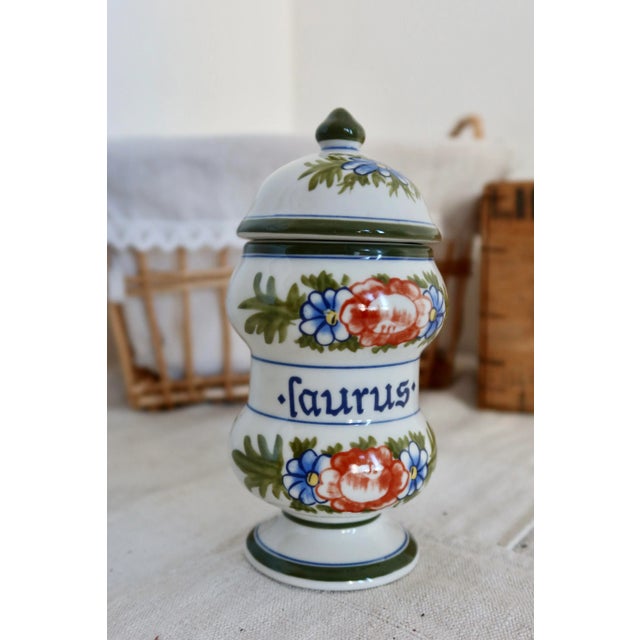 This charming assortment of 5 mismatched spice jars will bring a touch of authenticity and character to your kitchen. Each...