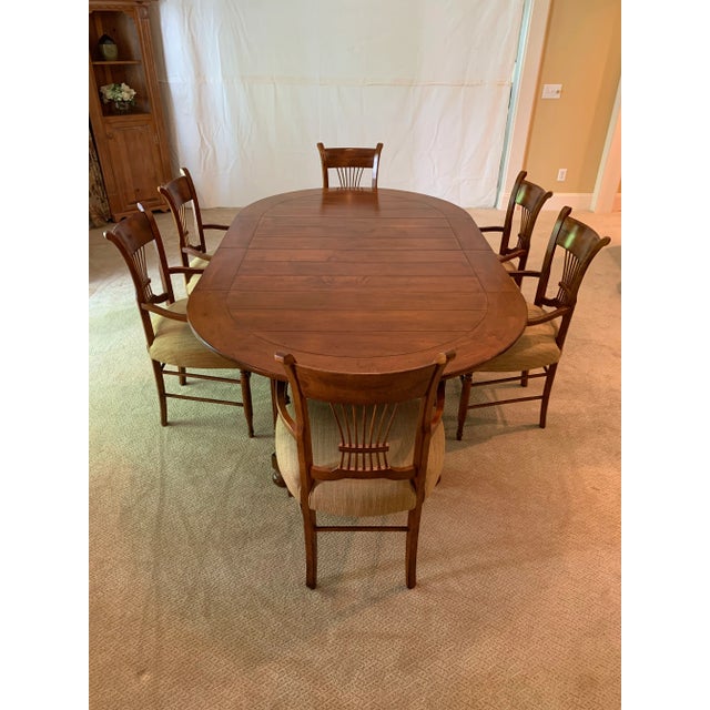 Beautiful maple kitchen table with two leaves. Seats 6 comfortably or 4 persons for a more intimate setting. Extremely...