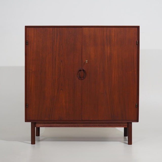 Designed by Peter Hvidt and Orla Mølgaard-Nielsen for Søborg Møbler in the 1960s, this cabinet perfectly reflects the...