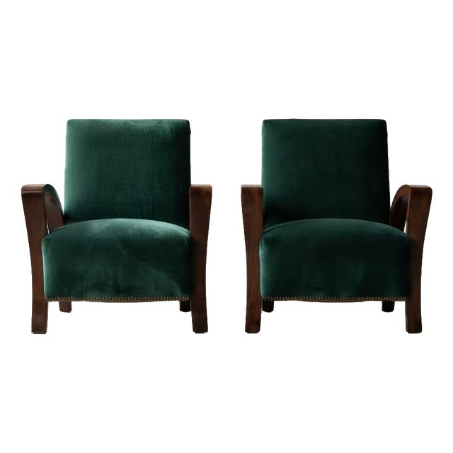 Hungarian Art Deco Lounge Armchairs in Green Velvet with Curved Wooden Armrests, 1930s, Set of 2 For Sale