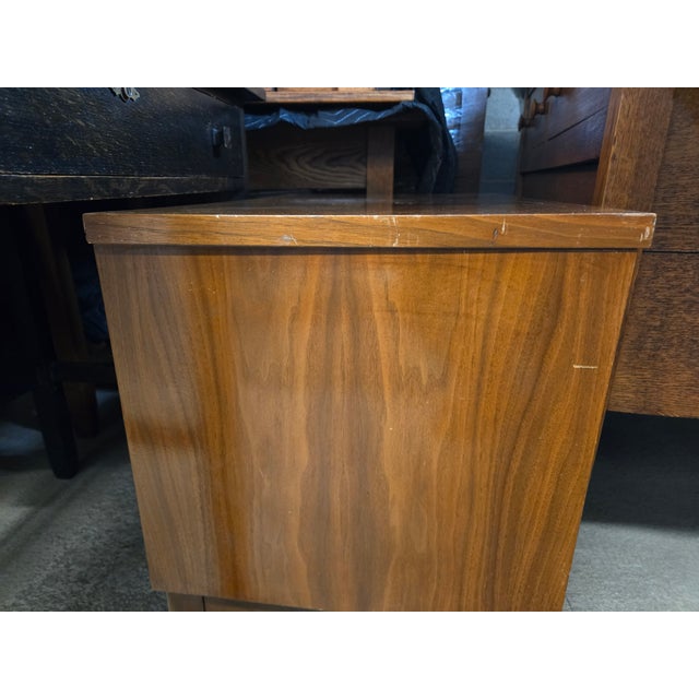 Mid-Century Modern 1960s Walnut Mid-Century Modern Nightstand Attributed to Dixie Furniture Co For Sale - Image 3 of 10