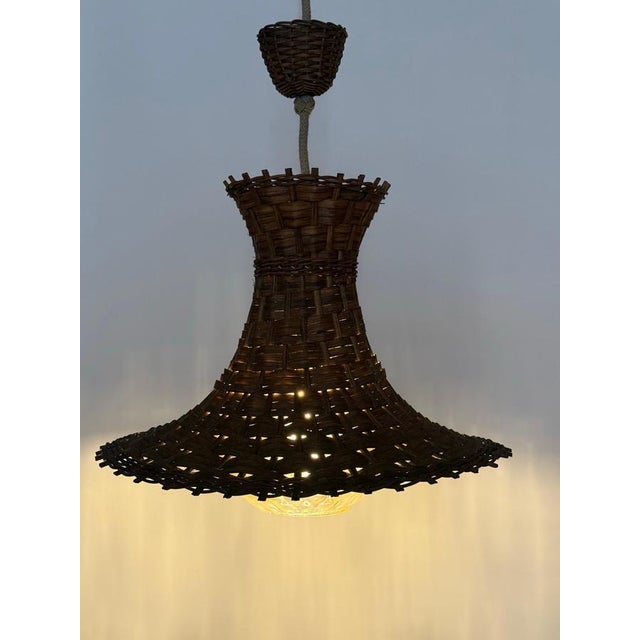 This beautiful hanging lamp, made in Germany by the renowned company Peil & Putzler, is a true work of art. The lampshade,...