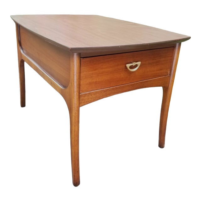 Mid-Century Modern 1960s Kroehler Walnut Retro Side Table With Drawer For Sale