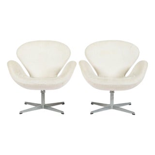White Mid Century Danish Swan Chairs by Arne Jacobsen for Fritz Hansen 1960s, 2 Avail For Sale