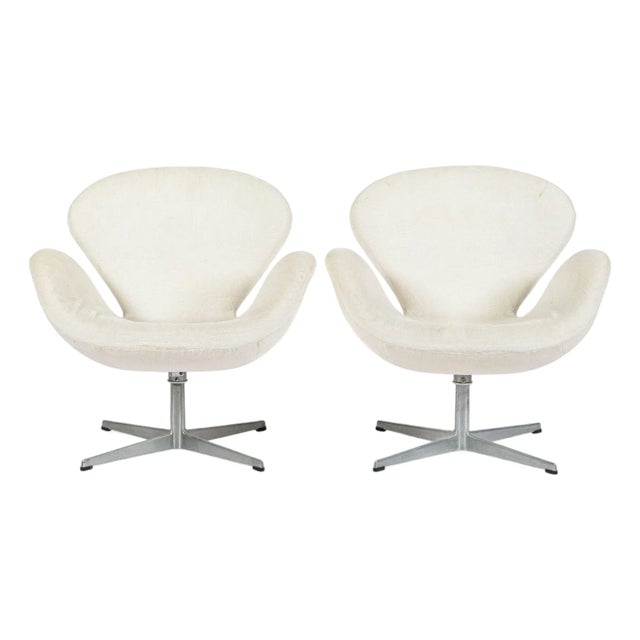 White Mid Century Danish Swan Chairs by Arne Jacobsen for Fritz Hansen 1960s, 2 Avail For Sale