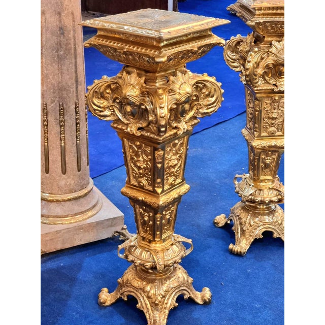 French Gold Leaf Pedestal With Marble Top – Handcrafted Ornate Display Stand With Bronze Details For Sale - Image 3 of 6