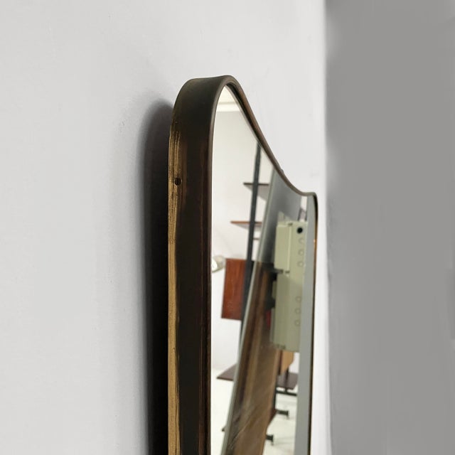 1950s Mid-Century Modern Italian Shaped Wall Mirror in Burnished Brass, 1950s For Sale - Image 5 of 15