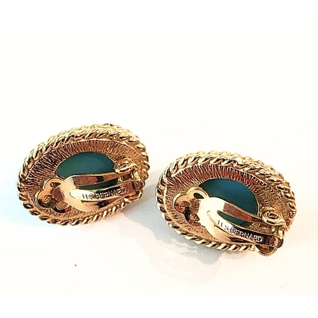 Les Bernard 1970s Les Bernard Turquoise Cabochon and Gold Earrings, A Pair For Sale - Image 4 of 5