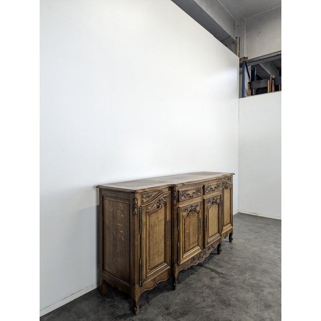 Neo-Rustic Sideboard in Carved Oak, in Very Good conditions.