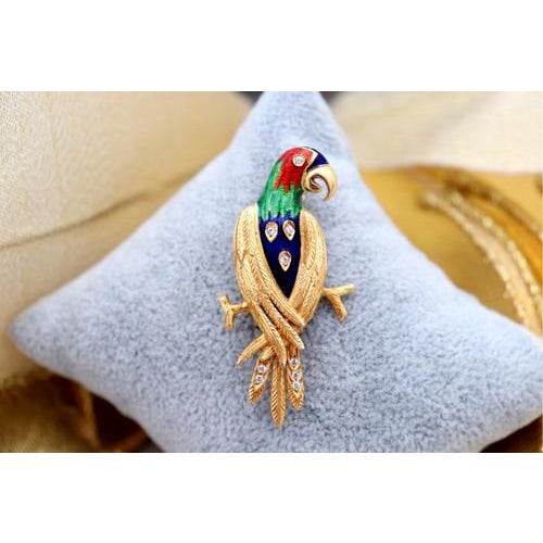 Gold Parrot-Shaped Brooch with Diamonds For Sale - Image 3 of 8