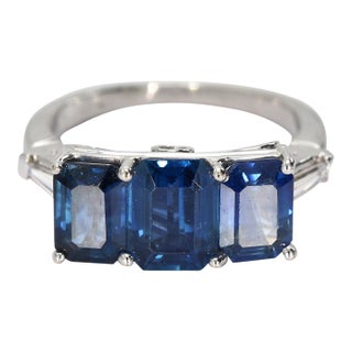 Late 20th Century Platinum Three Stone Ring With Blue Emerald Cut Sapphire & Diamonds - Size 5.75 For Sale