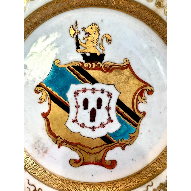 Traditional Pair of Chinese Export 1740 Hanbury Armorial Dinner Plates For Sale - Image 3 of 14