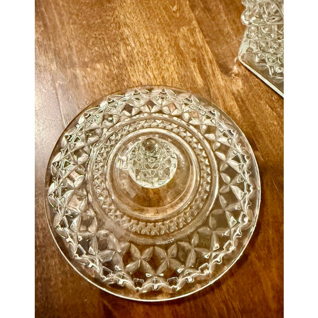 The elegant appearance of this cookie jar allows it to blend seamlessly into any decor from traditional to contemporary...