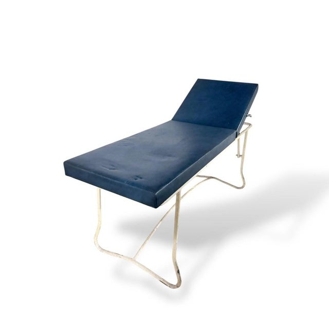 Mid-Century Modern Streamline Adjustable Chaise Lounge in Blue Vinyl and Chrome For Sale - Image 5 of 9