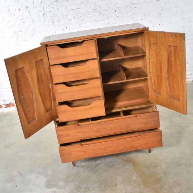 Wood Mid Century Gentlemen's Chest With Hexagon Paneled Design and Brass Hardware For Sale - Image 7 of 13