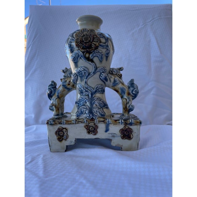 Mid 20th Century Blue and White Asian Foo Dogs Ceramic Vase For Sale - Image 10 of 13