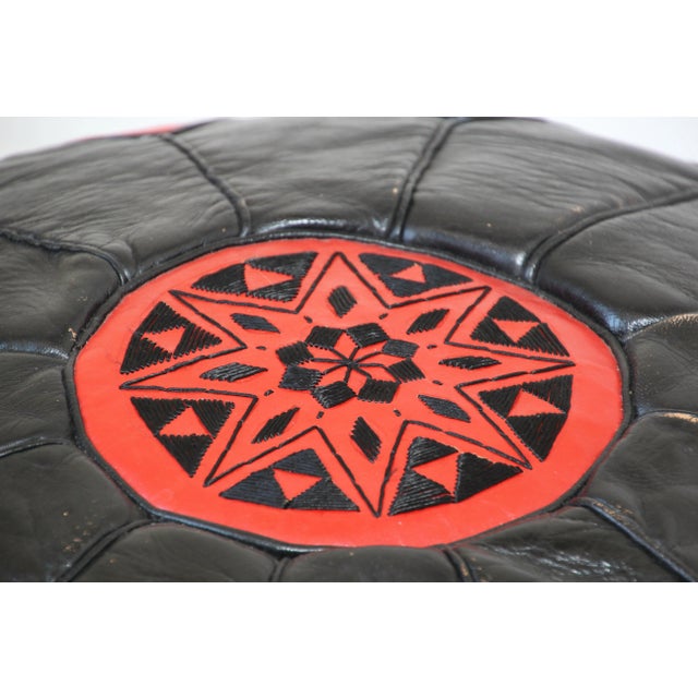 1970s Moroccan Round Red and Black Leather Pouf Hand-Tooled in Marrakesh For Sale - Image 5 of 12