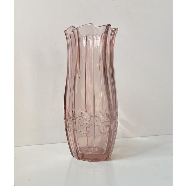 Glass Vintage Art Deco Vase in Pink Rosaline Glass, 1930s For Sale - Image 7 of 9
