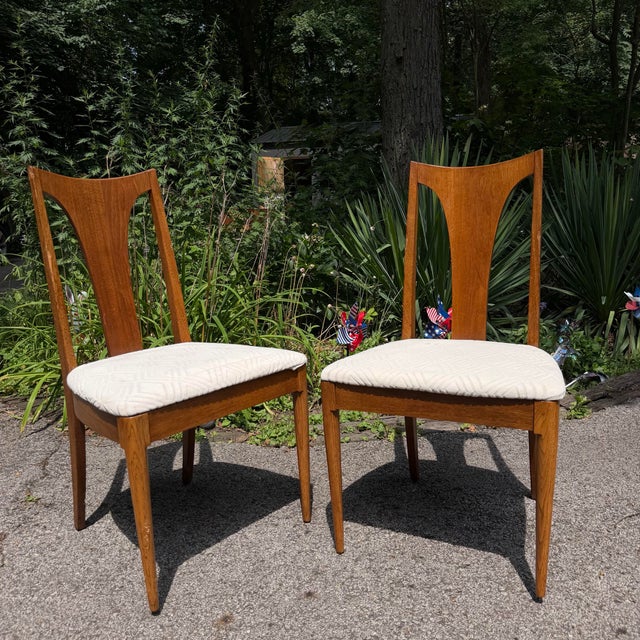 Broyhill Mid Century Modern Attributed to Broyhill Walnut Dining Set With 6 Chairs For Sale - Image 4 of 12