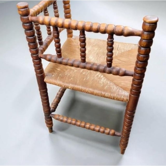 Antique Dutch corner chair / bench in turned wood with bulrush seat (c. 1890s) Striking antique Dutch turned-wood corner...