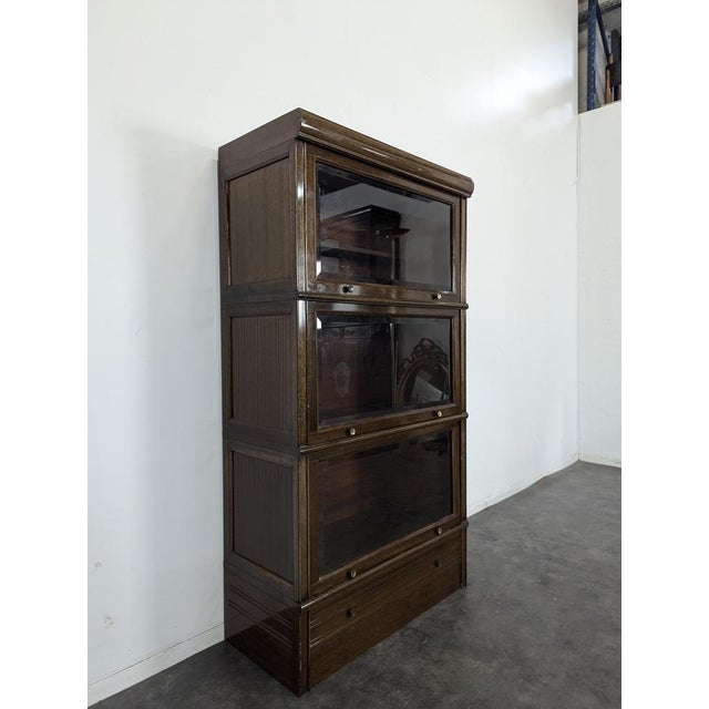 Vintage Mahogany Display Cabinet, in Very Good conditions.