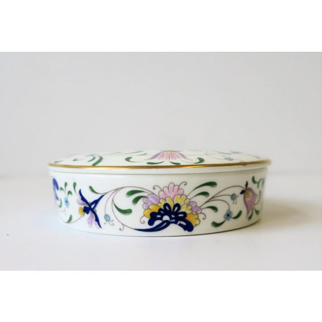 English Blue and White Porcelain Round Jewelry or Trinket Box For Sale - Image 11 of 12