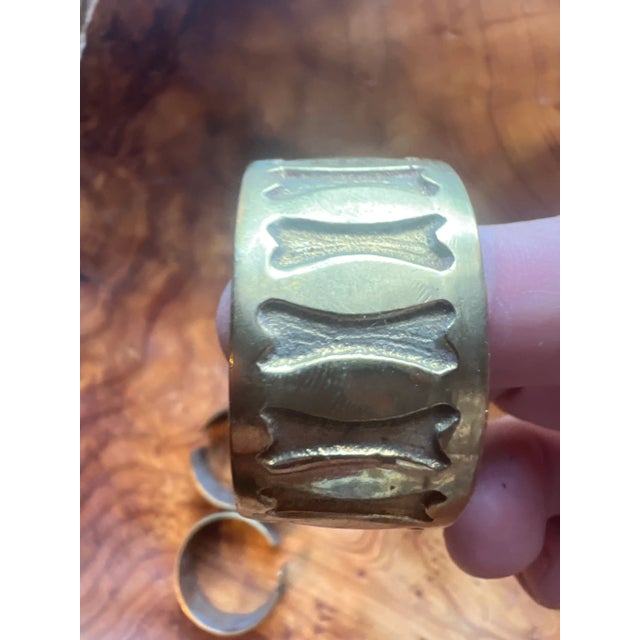 These are hot right now! They’re having a moment! Four mid-century brass napkin rings begging to impress your tablescape.