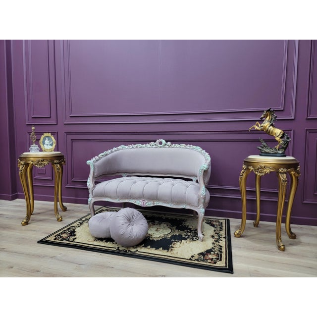 French 1960s French Rococo Chaise Lounge – Tufted Settee Bench, Ornate Carved Wood Sofa, Louis XV Style Couch, Romantic Bedroom or Entryway Accent For Sale - Image 3 of 10