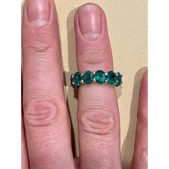 The School of Paris 35 Pointer Each 4.5 Carat Emerald Anniversary Eternity Band / Ring in Platinum, Size 6 For Sale - Image 3 of 18