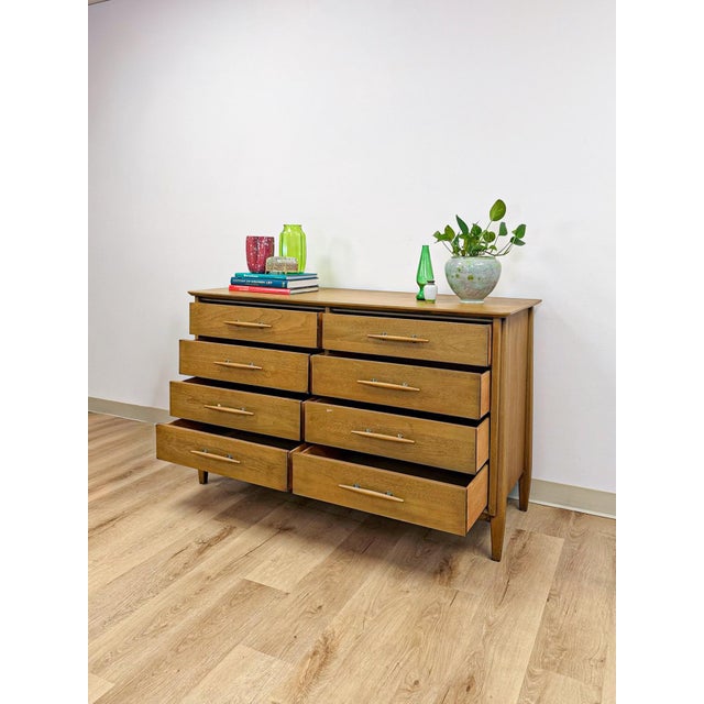 Vintage Davis Cabinet Co MCM Atomic 8 Drawer Dresser With Wood Pulls Clean Lines For Sale - Image 10 of 15