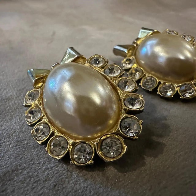 Pierre Cardin 1980s Gilted Metal Rhinestones and Faux Pearls Italian Ribbon Clip-on Earrings For Sale - Image 4 of 10