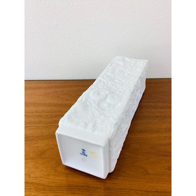 White Vintage 1970s Kaiser Ammonites Sea Shell Fossil Matte White Porcelain Vase / Vessel For Sale - Image 8 of 8