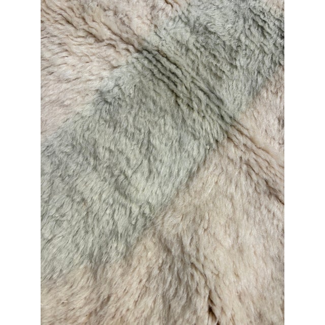 White Contemporary Moroccan Mrirt Rug in Natural Wool For Sale - Image 8 of 11