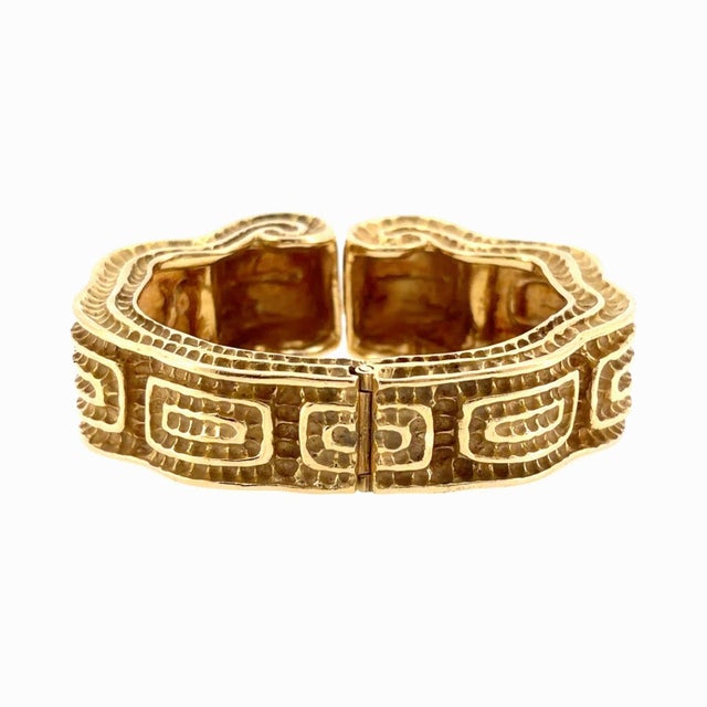 Etruscan Revival 1990s Robert Wander for Winc 18k Sculpted Hinged Bangle Bracelet For Sale - Image 3 of 8