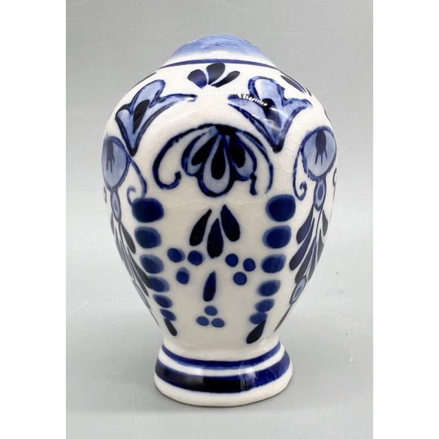 Mid 20th Century Vintage Blue & White Delft-Style Ceramic Salt & Pepper Shakers – Dutch Country / Traditional For Sale - Image 5 of 8