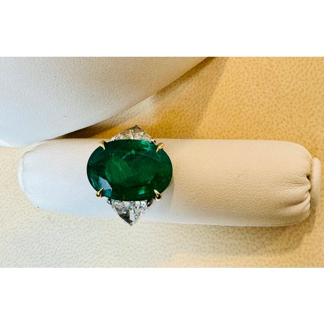 Metal GIA Certified 11 Ct Fine Zambian Emerald & 1.52 Ct Each Trillion Diamond Ring Pt For Sale - Image 7 of 18