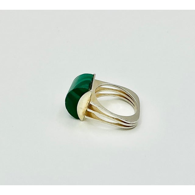 Metal 1980s Vintage Art Deco Boho Chic Sterling Silver & Malachite Cocktail Ring, Size 7. For Sale - Image 7 of 11