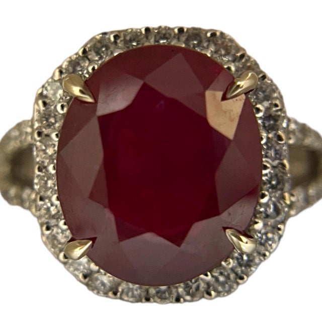 Exquisite 18k White Gold Ring With Diamond and 8.73 Carat Igi Approved Ruby, Size 6.25 For Sale In New York - Image 6 of 7