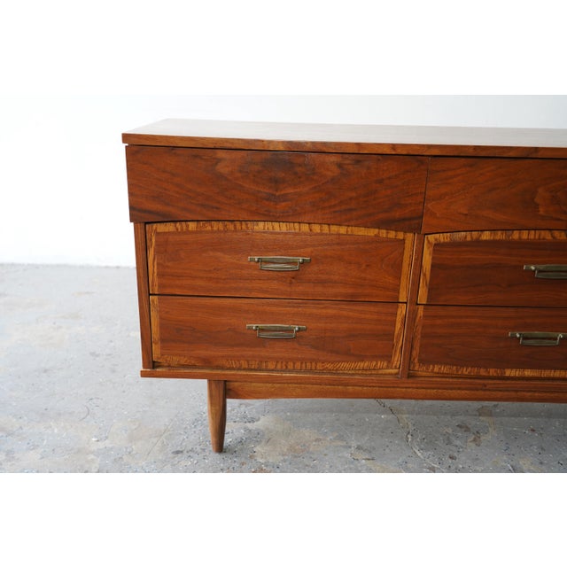 1960s Vintage Two-Tone Mid-Century Modern Walnut Dresser For Sale In Las Vegas - Image 6 of 9