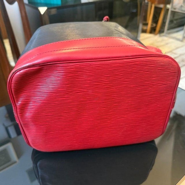 1994 Louis Vuitton Black and Red Epi Leather Shoulder Bag For Sale - Image 6 of 10
