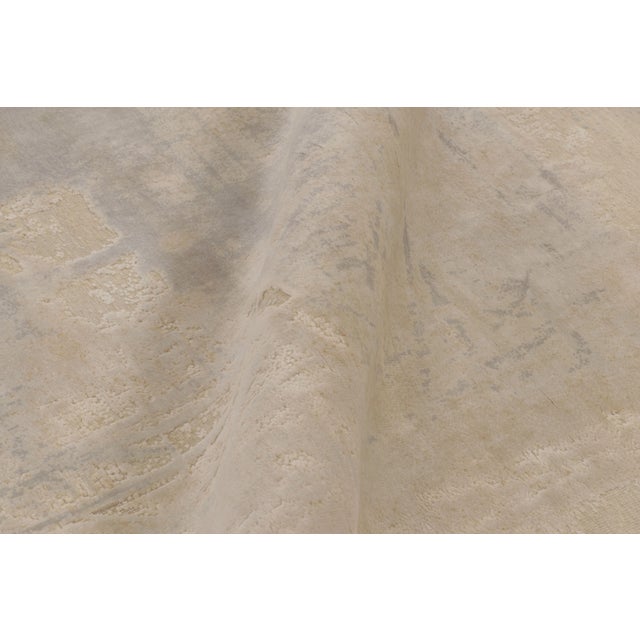 Textile Rug & Kilim’s Modern Abstract Rug, Subtle Brushstroke Patterns in White and Gray For Sale - Image 7 of 8