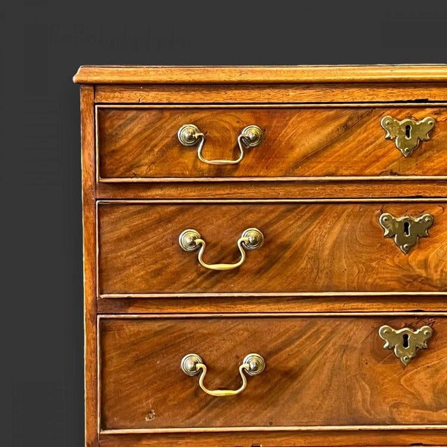 Small Antique Georgian Mahogany Chest of Drawers, 1780 For Sale - Image 3 of 7
