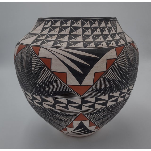 Rustic Large Signed Acoma Pueblo Polychrome Olla by Lydia H. Ray ("Lee") For Sale - Image 3 of 9