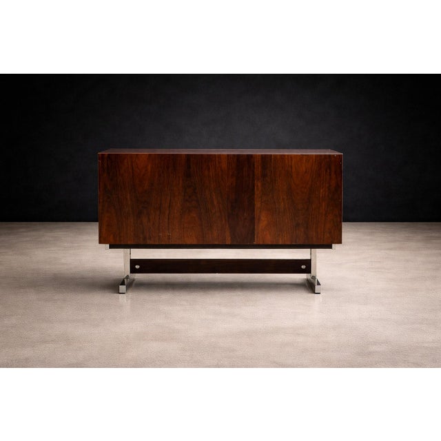 Sérgio Rodrigues “Dalmo” Chest of Drawers in Rosewood and Chromed Steel — Oca, Brazil, c. 1960 - Lot 843 For Sale - Image 11 of 13