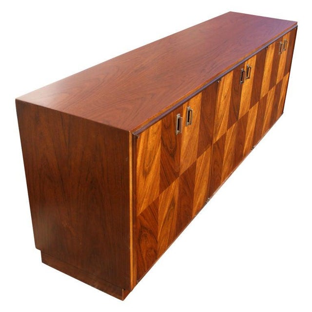 Mid-Century Modern Exotic Wood and Walnut Buffet in the Manner of Renzo Rutili For Sale - Image 3 of 6