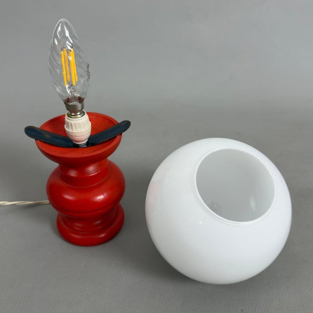 White Murano Glass Table Lamp with Red Wood Base, 1960s For Sale - Image 5 of 11