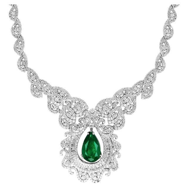 11 Ct Pear Shape Zambian Natural Emerald & 17 Ct Diamond Necklace 18 Karat Gold For Sale - Image 15 of 18