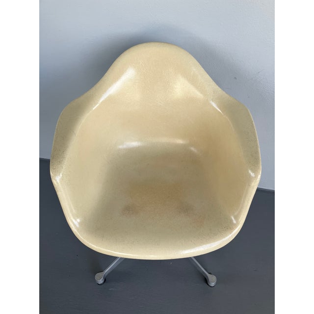 Plastic Early Eames for Herman Miller, Dat1 Fiberglass Rolling Armchair, Marked, Circa 1959-62 For Sale - Image 7 of 13