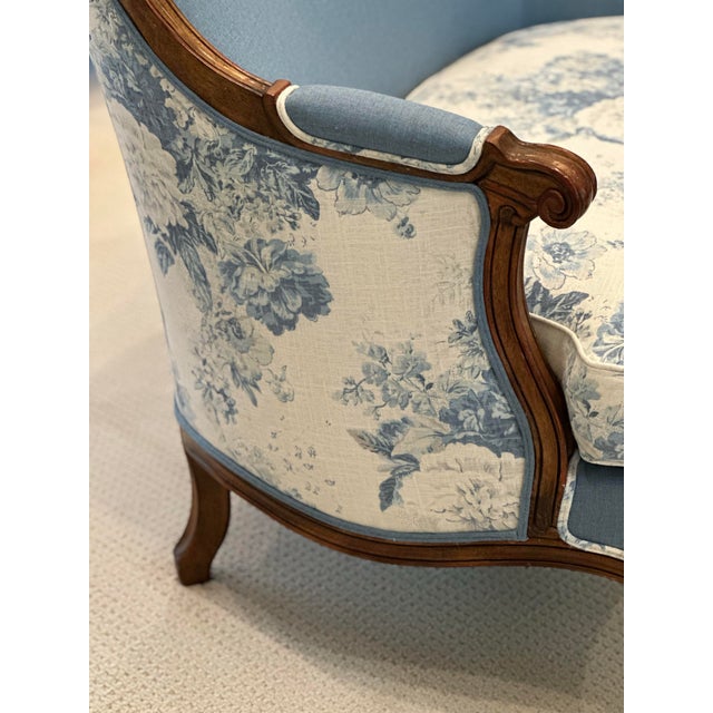 French Louis XV Style Settee & Stool – Newly Restored – Schumacher/Waverly Linen For Sale - Image 4 of 12